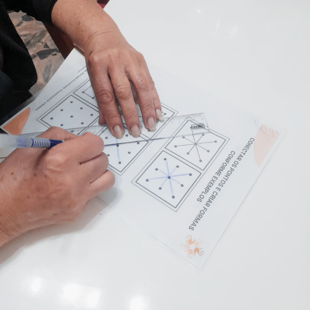 Atividade de associação e coordenação com peças coloridas.